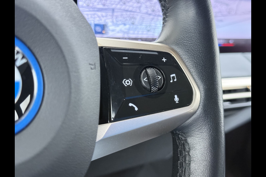 BMW iX xDrive 40 326pk Soh 100% Leder Suite+Massage+Ventilatie PanoDak Laser-LED 22"Lmv Trekhaak Soft-Close Adaptive-Cruise+Stop&Go Act Stuur+Bank+Stoel-Verwarmd AWD Digital-Key Connected-Drive Android Apple Carplay Warmte-comfort-pack Achteruitrij-Assist Co-Pilot-Pack Drive-Assist 1e Eigenaar 2.500kg Trekvermogen (630Nm)!  Recent onderhoud gehad, 163.340km