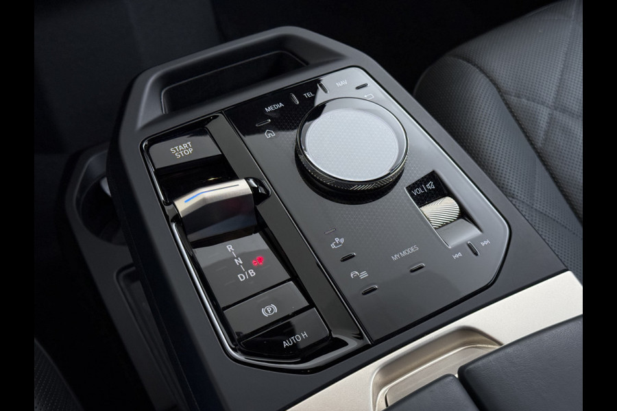 BMW iX xDrive 40 326pk Soh 100% Leder Suite+Massage+Ventilatie PanoDak Laser-LED 22"Lmv Trekhaak Soft-Close Adaptive-Cruise+Stop&Go Act Stuur+Bank+Stoel-Verwarmd AWD Digital-Key Connected-Drive Android Apple Carplay Warmte-comfort-pack Achteruitrij-Assist Co-Pilot-Pack Drive-Assist 1e Eigenaar 2.500kg Trekvermogen (630Nm)!  Recent onderhoud gehad, 163.340km