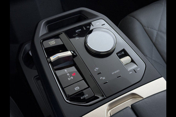 BMW iX xDrive 40 326pk Soh 100% Leder Suite+Massage+Ventilatie PanoDak Laser-LED 22"Lmv Trekhaak Soft-Close Adaptive-Cruise+Stop&Go Act Stuur+Bank+Stoel-Verwarmd AWD Digital-Key Connected-Drive Android Apple Carplay Warmte-comfort-pack Achteruitrij-Assist Co-Pilot-Pack Drive-Assist 1e Eigenaar 2.500kg Trekvermogen (630Nm)!  Recent onderhoud gehad, 163.340km