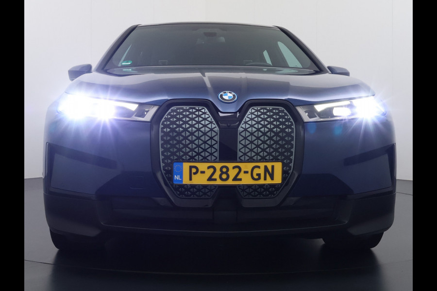 BMW iX xDrive 40 326pk Soh 100% Leder Suite+Massage+Ventilatie PanoDak Laser-LED 22"Lmv Trekhaak Soft-Close Adaptive-Cruise+Stop&Go Act Stuur+Bank+Stoel-Verwarmd AWD Digital-Key Connected-Drive Android Apple Carplay Warmte-comfort-pack Achteruitrij-Assist Co-Pilot-Pack Drive-Assist 1e Eigenaar 2.500kg Trekvermogen (630Nm)!  Recent onderhoud gehad, 163.340km