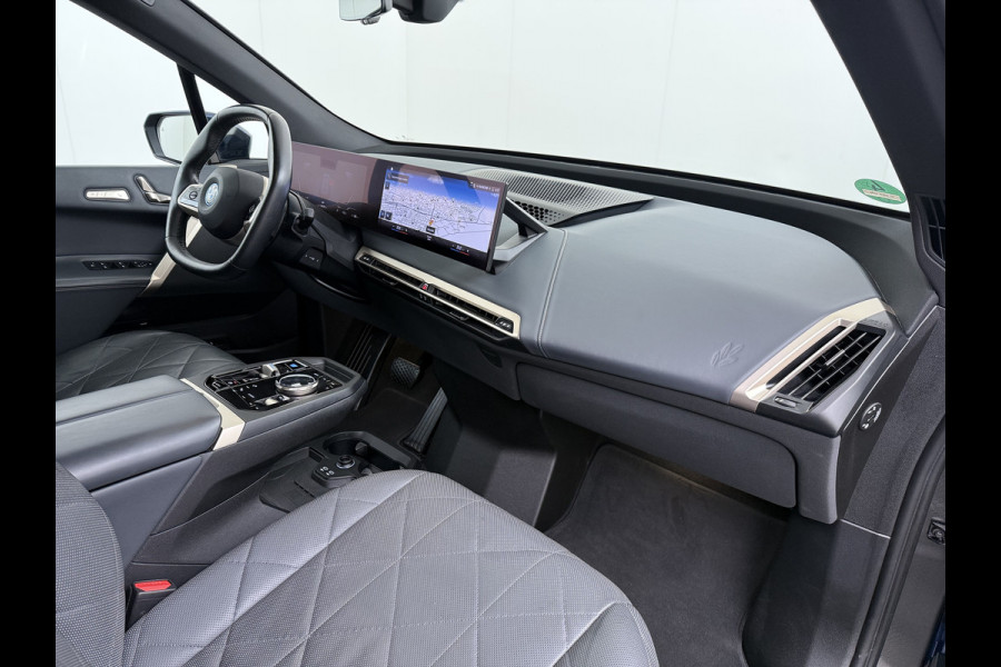 BMW iX xDrive 40 326pk Soh 100% Leder Suite+Massage+Ventilatie PanoDak Laser-LED 22"Lmv Trekhaak Soft-Close Adaptive-Cruise+Stop&Go Act Stuur+Bank+Stoel-Verwarmd AWD Digital-Key Connected-Drive Android Apple Carplay Warmte-comfort-pack Achteruitrij-Assist Co-Pilot-Pack Drive-Assist 1e Eigenaar 2.500kg Trekvermogen (630Nm)!  Recent onderhoud gehad, 163.340km