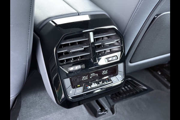 BMW iX xDrive 40 326pk Soh 100% Leder Suite+Massage+Ventilatie PanoDak Laser-LED 22"Lmv Trekhaak Soft-Close Adaptive-Cruise+Stop&Go Act Stuur+Bank+Stoel-Verwarmd AWD Digital-Key Connected-Drive Android Apple Carplay Warmte-comfort-pack Achteruitrij-Assist Co-Pilot-Pack Drive-Assist 1e Eigenaar 2.500kg Trekvermogen (630Nm)!  Recent onderhoud gehad, 163.340km