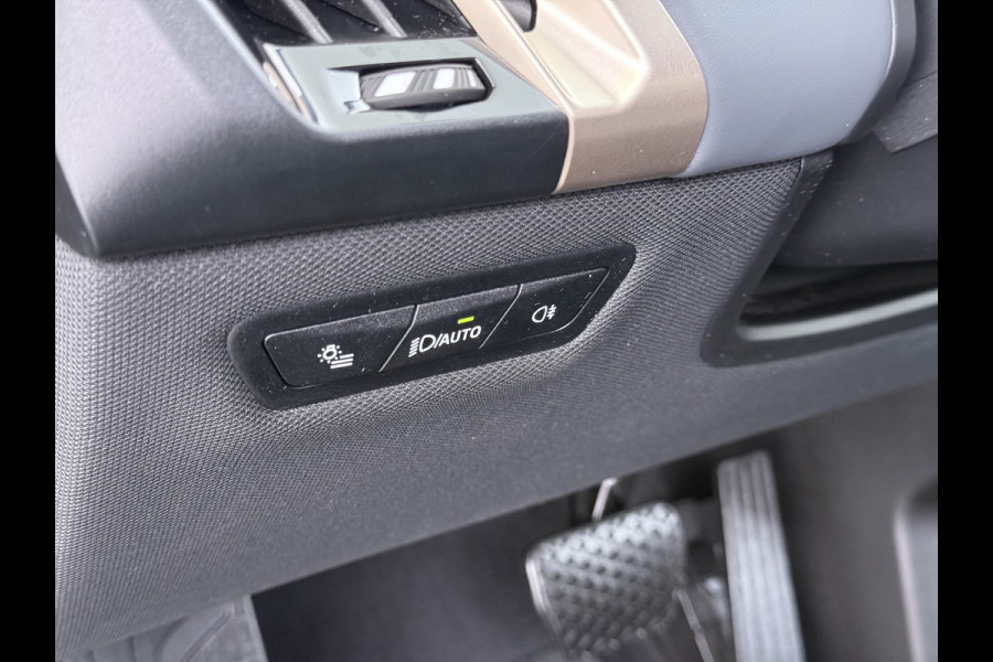 BMW iX xDrive 40 326pk Soh 100% Leder Suite+Massage+Ventilatie PanoDak Laser-LED 22"Lmv Trekhaak Soft-Close Adaptive-Cruise+Stop&Go Act Stuur+Bank+Stoel-Verwarmd AWD Digital-Key Connected-Drive Android Apple Carplay Warmte-comfort-pack Achteruitrij-Assist Co-Pilot-Pack Drive-Assist 1e Eigenaar 2.500kg Trekvermogen (630Nm)!  Recent onderhoud gehad, 163.340km