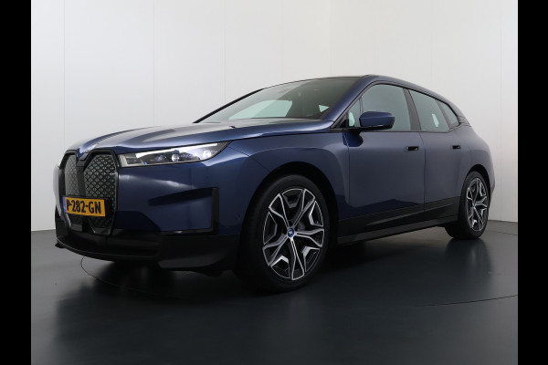 BMW iX xDrive 40 326pk Soh 100% Leder Suite+Massage+Ventilatie PanoDak Laser-LED 22"Lmv Trekhaak Soft-Close Adaptive-Cruise+Stop&Go Act Stuur+Bank+Stoel-Verwarmd AWD Digital-Key Connected-Drive Android Apple Carplay Warmte-comfort-pack Achteruitrij-Assist Co-Pilot-Pack Drive-Assist 1e Eigenaar 2.500kg Trekvermogen (630Nm)!  Recent onderhoud gehad, 163.340km