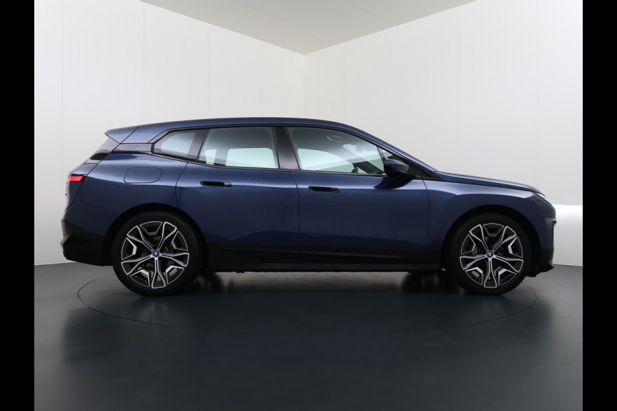 BMW iX xDrive 40 326pk Soh 100% Leder Suite+Massage+Ventilatie PanoDak Laser-LED 22"Lmv Trekhaak Soft-Close Adaptive-Cruise+Stop&Go Act Stuur+Bank+Stoel-Verwarmd AWD Digital-Key Connected-Drive Android Apple Carplay Warmte-comfort-pack Achteruitrij-Assist Co-Pilot-Pack Drive-Assist 1e Eigenaar 2.500kg Trekvermogen (630Nm)!  Recent onderhoud gehad, 163.340km