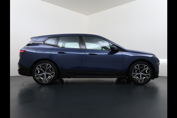 BMW iX xDrive 40 326pk Soh 100% Leder Suite+Massage+Ventilatie PanoDak Laser-LED 22"Lmv Trekhaak Soft-Close Adaptive-Cruise+Stop&Go Act Stuur+Bank+Stoel-Verwarmd AWD Digital-Key Connected-Drive Android Apple Carplay Warmte-comfort-pack Achteruitrij-Assist Co-Pilot-Pack Drive-Assist 1e Eigenaar 2.500kg Trekvermogen (630Nm)!  Recent onderhoud gehad, 163.340km