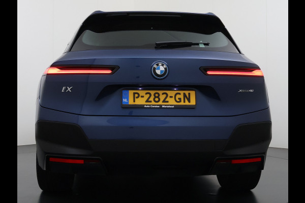 BMW iX xDrive 40 326pk Soh 100% Leder Suite+Massage+Ventilatie PanoDak Laser-LED 22"Lmv Trekhaak Soft-Close Adaptive-Cruise+Stop&Go Act Stuur+Bank+Stoel-Verwarmd AWD Digital-Key Connected-Drive Android Apple Carplay Warmte-comfort-pack Achteruitrij-Assist Co-Pilot-Pack Drive-Assist 1e Eigenaar 2.500kg Trekvermogen (630Nm)!  Recent onderhoud gehad, 163.340km