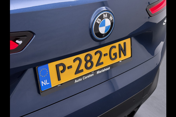 BMW iX xDrive 40 326pk Soh 100% Leder Suite+Massage+Ventilatie PanoDak Laser-LED 22"Lmv Trekhaak Soft-Close Adaptive-Cruise+Stop&Go Act Stuur+Bank+Stoel-Verwarmd AWD Digital-Key Connected-Drive Android Apple Carplay Warmte-comfort-pack Achteruitrij-Assist Co-Pilot-Pack Drive-Assist 1e Eigenaar 2.500kg Trekvermogen (630Nm)!  Recent onderhoud gehad, 163.340km