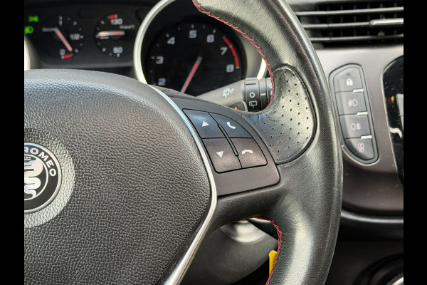 Alfa Romeo Giulietta 1.4 Turbo MultiAir Super | Electrisch panorama/schuifdak | Cruise control | DAB | Airconditioning | 18'' LMV