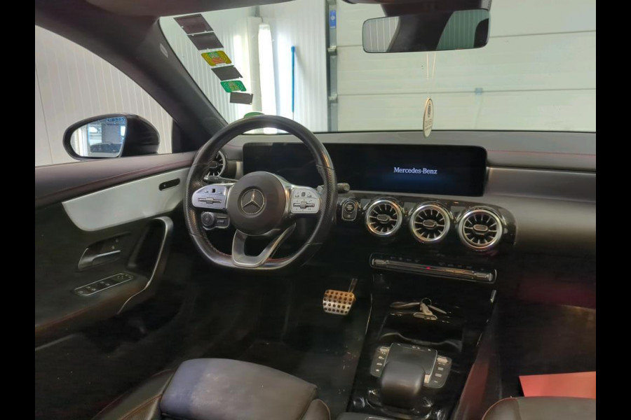 Mercedes-Benz CLA-Klasse Shooting Brake 180 Business Solution AMG Panoramadak Trekhaak Multibeam LED Nightpakket