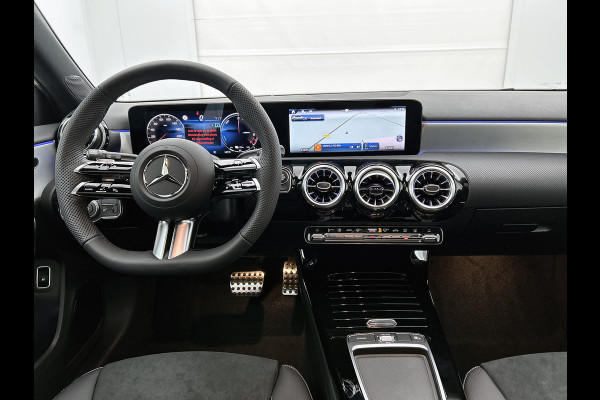 Mercedes-Benz A-Klasse 250 e Business Solution AMG | AMG Line Plus pakket | Memorypakket voorstoelen | Panoramaschuifdak | Head-up display | 360° camera | AMG Line Plus pakket | Memorypakket voorstoelen | Panoramaschuifdak | Head-up display | 360° camera |