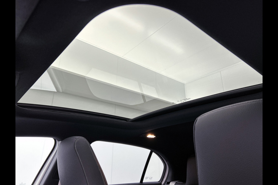Mercedes-Benz A-Klasse 250 e Business Solution AMG | AMG Line Plus pakket | Memorypakket voorstoelen | Panoramaschuifdak | Head-up display | 360° camera | AMG Line Plus pakket | Memorypakket voorstoelen | Panoramaschuifdak | Head-up display | 360° camera |