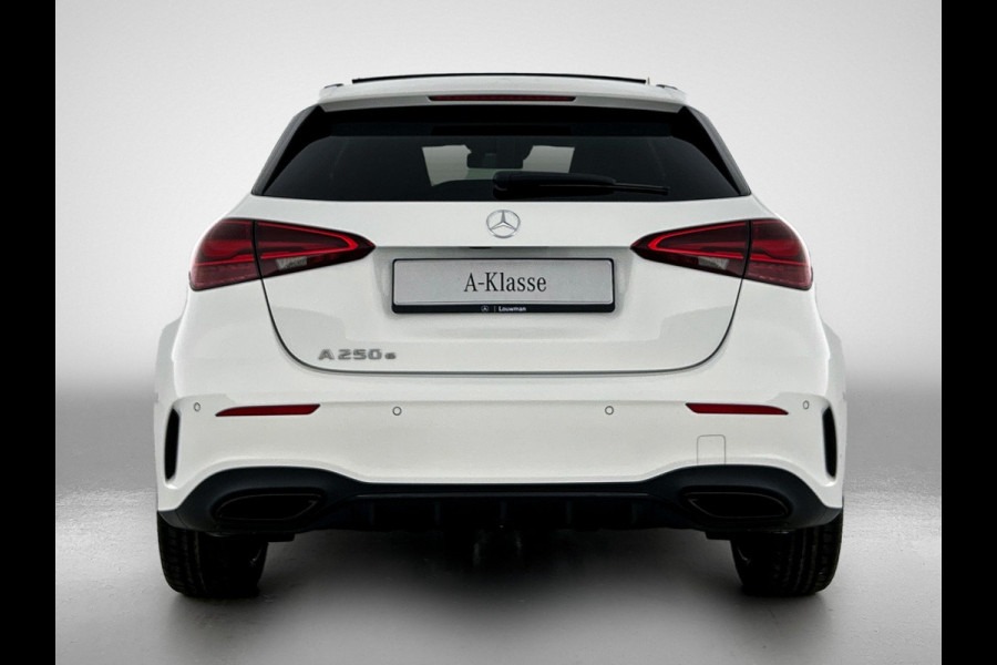 Mercedes-Benz A-Klasse 250 e Business Solution AMG | AMG Line Plus pakket | Memorypakket voorstoelen | Panoramaschuifdak | Head-up display | 360° camera | AMG Line Plus pakket | Memorypakket voorstoelen | Panoramaschuifdak | Head-up display | 360° camera |