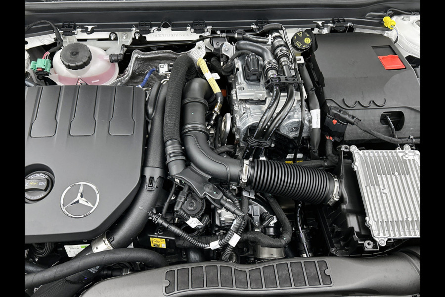 Mercedes-Benz A-Klasse 250 e Business Solution AMG | AMG Line Plus pakket | Memorypakket voorstoelen | Panoramaschuifdak | Head-up display | 360° camera | AMG Line Plus pakket | Memorypakket voorstoelen | Panoramaschuifdak | Head-up display | 360° camera |