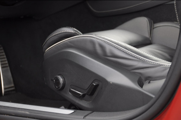 Volvo V60 T6 350PK Automaat Recharge AWD R-Design Long Range / Panoramadak / Trekhaak / Harman Kardon / 19'' velgen / Getint glas / Leder bekleed dashboard / Adaptive Cruise Control /  BLIS