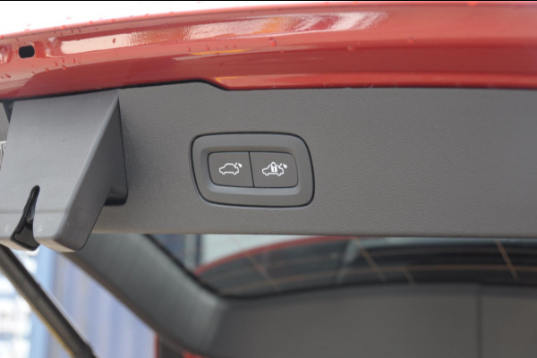 Volvo V60 T6 350PK Automaat Recharge AWD R-Design Long Range / Panoramadak / Trekhaak / Harman Kardon / 19'' velgen / Getint glas / Leder bekleed dashboard / Adaptive Cruise Control /  BLIS