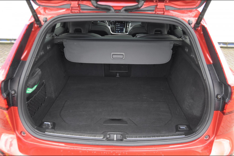 Volvo V60 T6 350PK Automaat Recharge AWD R-Design Long Range / Panoramadak / Trekhaak / Harman Kardon / 19'' velgen / Getint glas / Leder bekleed dashboard / Adaptive Cruise Control /  BLIS