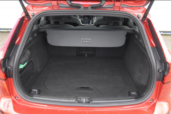 Volvo V60 T6 350PK Automaat Recharge AWD R-Design Long Range / Panoramadak / Trekhaak / Harman Kardon / 19'' velgen / Getint glas / Leder bekleed dashboard / Adaptive Cruise Control /  BLIS