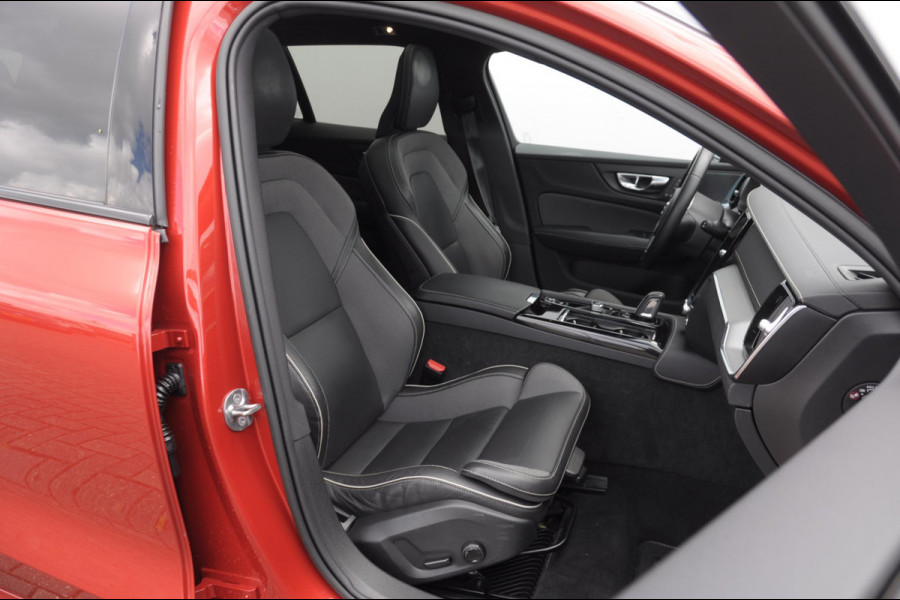 Volvo V60 T6 350PK Automaat Recharge AWD R-Design Long Range / Panoramadak / Trekhaak / Harman Kardon / 19'' velgen / Getint glas / Leder bekleed dashboard / Adaptive Cruise Control /  BLIS