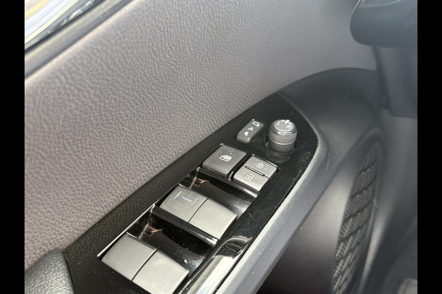 Toyota Prius 1.8 Dynamic HEV | BTW Auto | Stoelverwarming | Head-Up | Camera | Dodehoeksensoren |