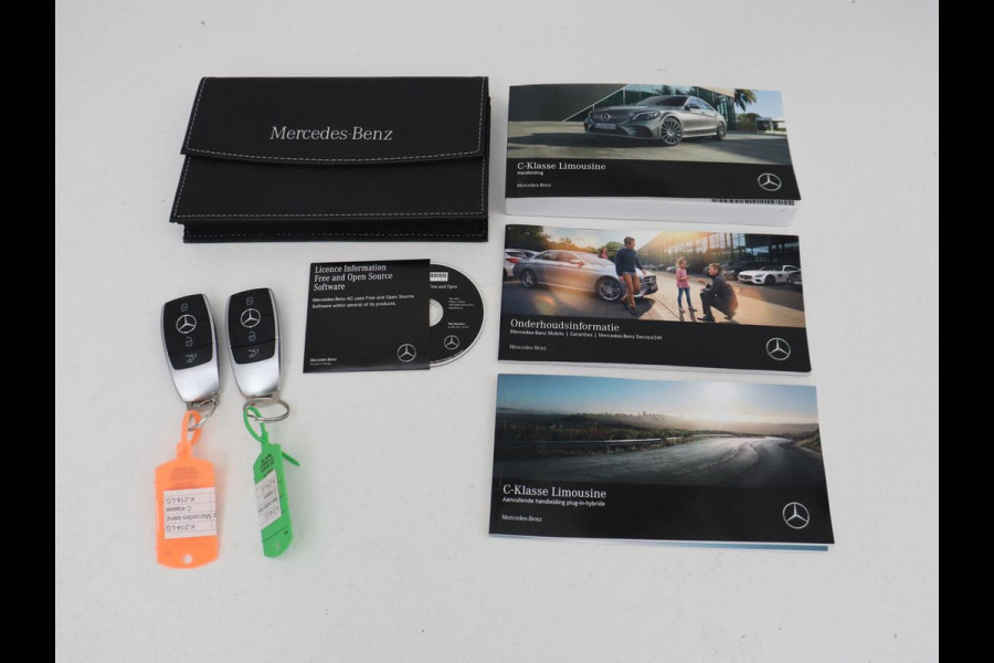 Mercedes-Benz C-Klasse 300e Business Solution AMG Limited | SOH 82,2% | 360 Camera | Stoelverwarming | Leder/Alcantara | Carplay | Matrix LED | Navigatie | Cruise control | Park Assist | Sfeerverlichting | PHEV | Plug In