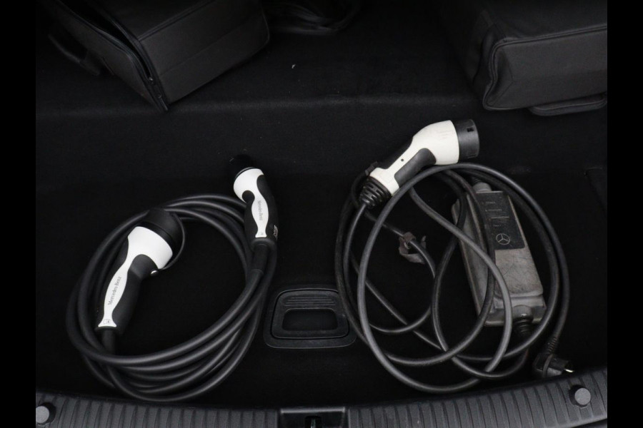 Mercedes-Benz C-Klasse 300e Business Solution AMG Limited | SOH 82,2% | 360 Camera | Stoelverwarming | Leder/Alcantara | Carplay | Matrix LED | Navigatie | Cruise control | Park Assist | Sfeerverlichting | PHEV | Plug In
