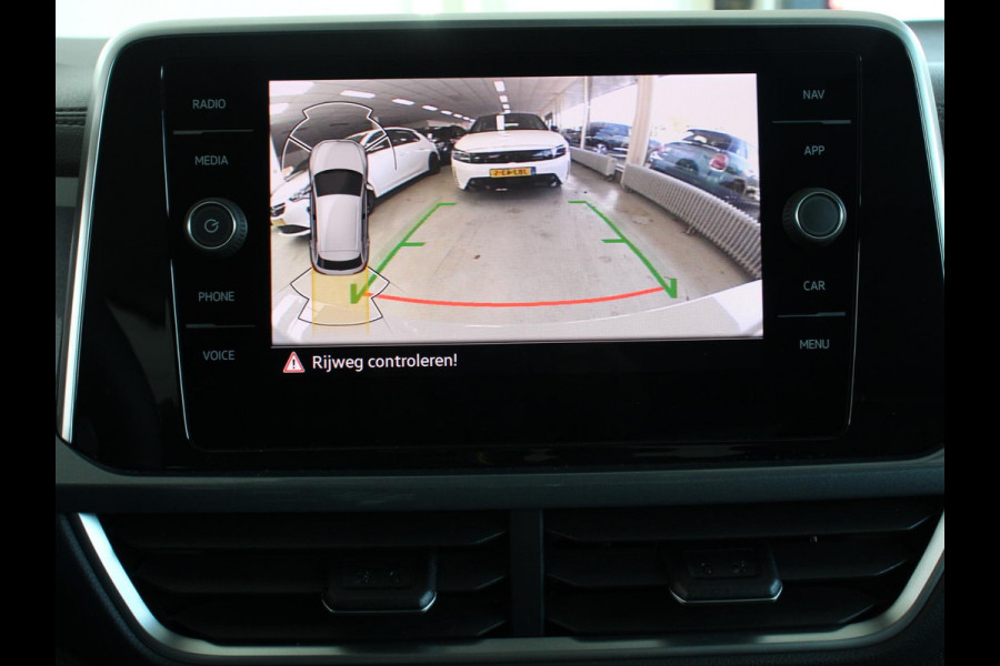 Volkswagen T-Roc 1.5 TSI Style Navigatie Apple Carplay/Android Auto Camera Parkeersensoren Adaptieve Cruise Control Dodehoek Assistent Elektrische achterklep Stoel- en stuurverwarming Full Led Climate Control Lichtmetalen velgen