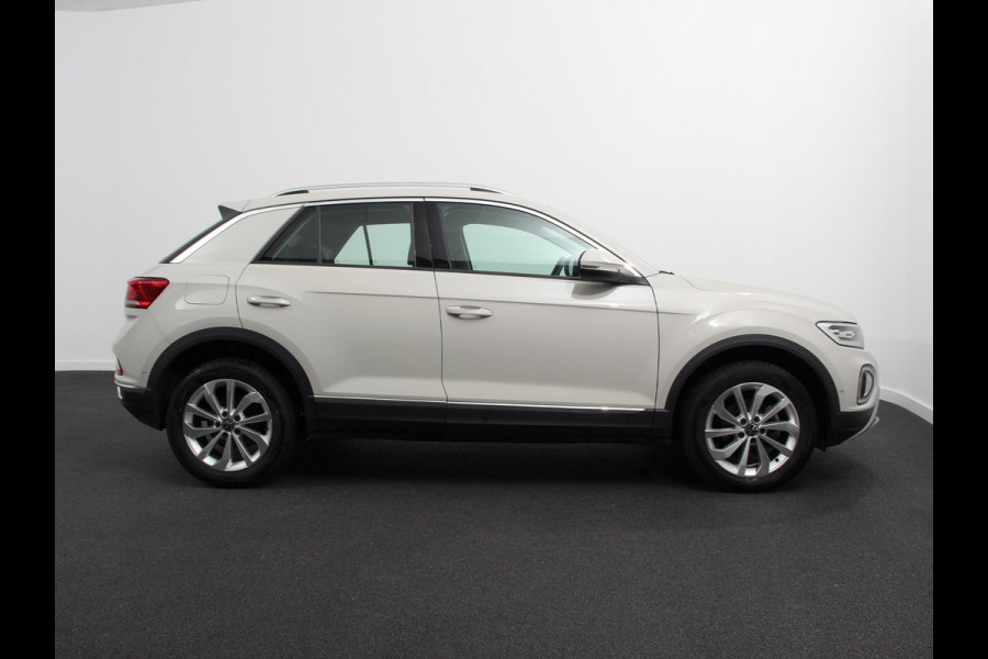 Volkswagen T-Roc 1.5 TSI Style Navigatie Apple Carplay/Android Auto Camera Parkeersensoren Adaptieve Cruise Control Dodehoek Assistent Elektrische achterklep Stoel- en stuurverwarming Full Led Climate Control Lichtmetalen velgen