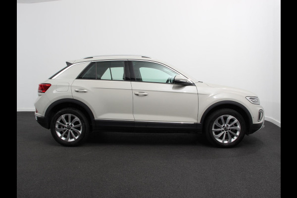 Volkswagen T-Roc 1.5 TSI Style Navigatie Apple Carplay/Android Auto Camera Parkeersensoren Adaptieve Cruise Control Dodehoek Assistent Elektrische achterklep Stoel- en stuurverwarming Full Led Climate Control Lichtmetalen velgen