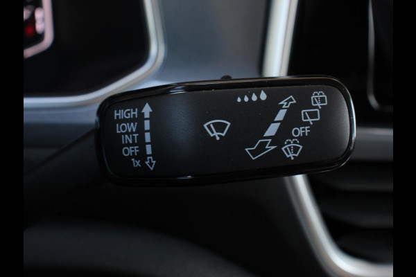 Volkswagen T-Roc 1.5 TSI Style Navigatie Apple Carplay/Android Auto Camera Parkeersensoren Adaptieve Cruise Control Dodehoek Assistent Elektrische achterklep Stoel- en stuurverwarming Full Led Climate Control Lichtmetalen velgen