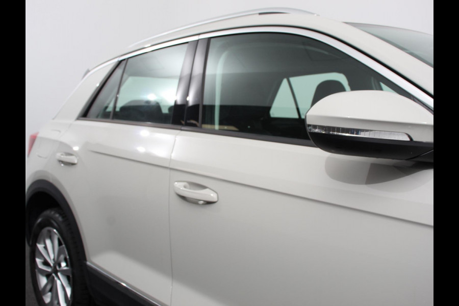 Volkswagen T-Roc 1.5 TSI Style Navigatie Apple Carplay/Android Auto Camera Parkeersensoren Adaptieve Cruise Control Dodehoek Assistent Elektrische achterklep Stoel- en stuurverwarming Full Led Climate Control Lichtmetalen velgen