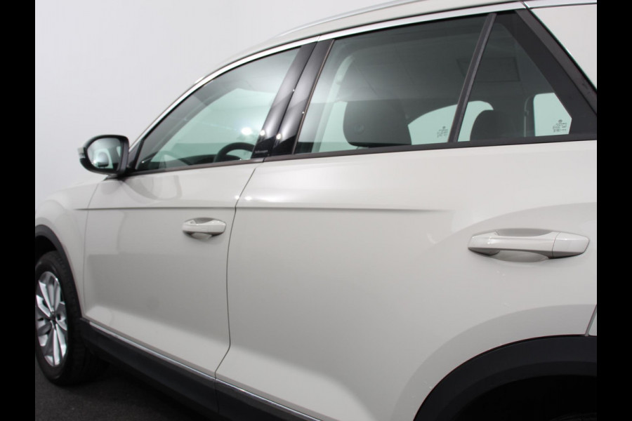 Volkswagen T-Roc 1.5 TSI Style Navigatie Apple Carplay/Android Auto Camera Parkeersensoren Adaptieve Cruise Control Dodehoek Assistent Elektrische achterklep Stoel- en stuurverwarming Full Led Climate Control Lichtmetalen velgen