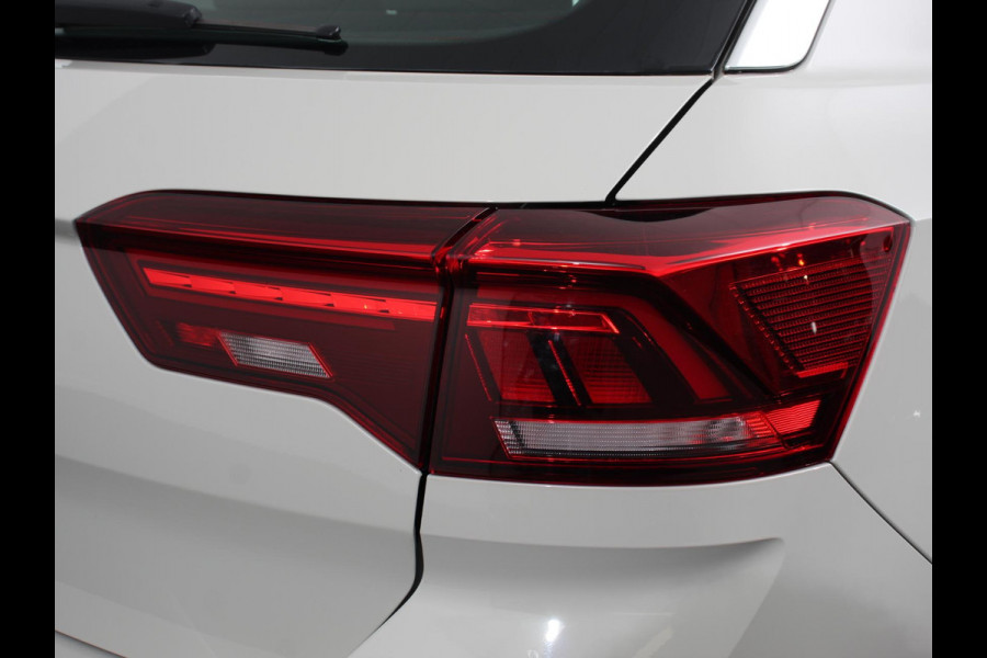 Volkswagen T-Roc 1.5 TSI Style Navigatie Apple Carplay/Android Auto Camera Parkeersensoren Adaptieve Cruise Control Dodehoek Assistent Elektrische achterklep Stoel- en stuurverwarming Full Led Climate Control Lichtmetalen velgen