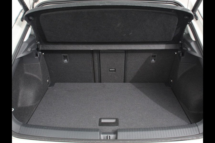 Volkswagen T-Roc 1.5 TSI Style Navigatie Apple Carplay/Android Auto Camera Parkeersensoren Adaptieve Cruise Control Dodehoek Assistent Elektrische achterklep Stoel- en stuurverwarming Full Led Climate Control Lichtmetalen velgen