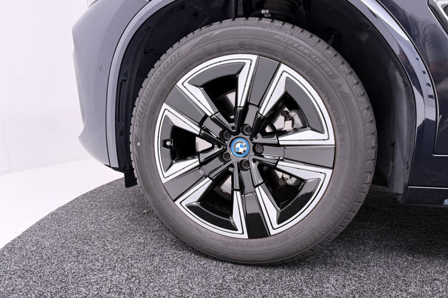 BMW iX3 High Executive 80 kWh M-pakket 97%SoH (1e eigenaar, NL-auto, Dealer OnderH, Panoramadak, Trekhaak, Navi Pro, StoelV, Etc)