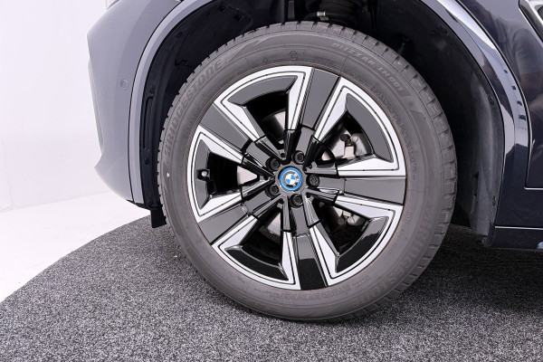BMW iX3 High Executive 80 kWh M-pakket 97%SoH (1e eigenaar, NL-auto, Dealer OnderH, Panoramadak, Trekhaak, Navi Pro, StoelV, Etc)