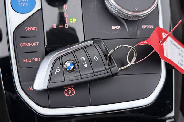 BMW iX3 High Executive 80 kWh M-pakket 97%SoH (1e eigenaar, NL-auto, Dealer OnderH, Panoramadak, Trekhaak, Navi Pro, StoelV, Etc)