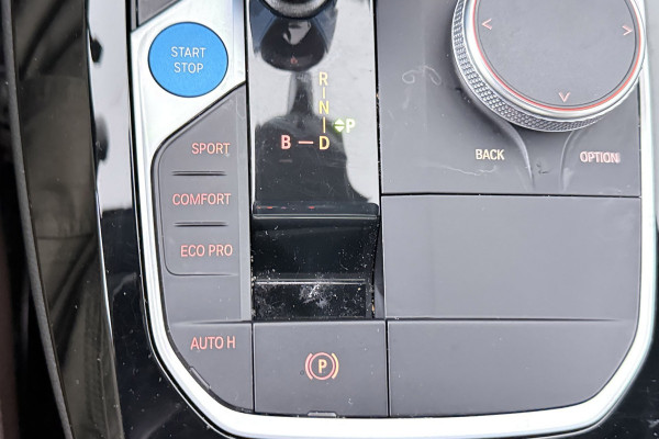 BMW iX3 High Executive 80 kWh M-pakket 97%SoH (1e eigenaar, NL-auto, Dealer OnderH, Panoramadak, Trekhaak, Navi Pro, StoelV, Etc)