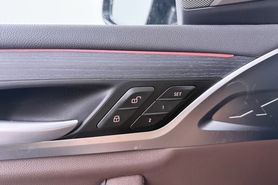 BMW iX3 High Executive 80 kWh M-pakket 97%SoH (1e eigenaar, NL-auto, Dealer OnderH, Panoramadak, Trekhaak, Navi Pro, StoelV, Etc)