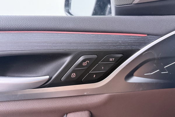 BMW iX3 High Executive 80 kWh M-pakket 97%SoH (1e eigenaar, NL-auto, Dealer OnderH, Panoramadak, Trekhaak, Navi Pro, StoelV, Etc)