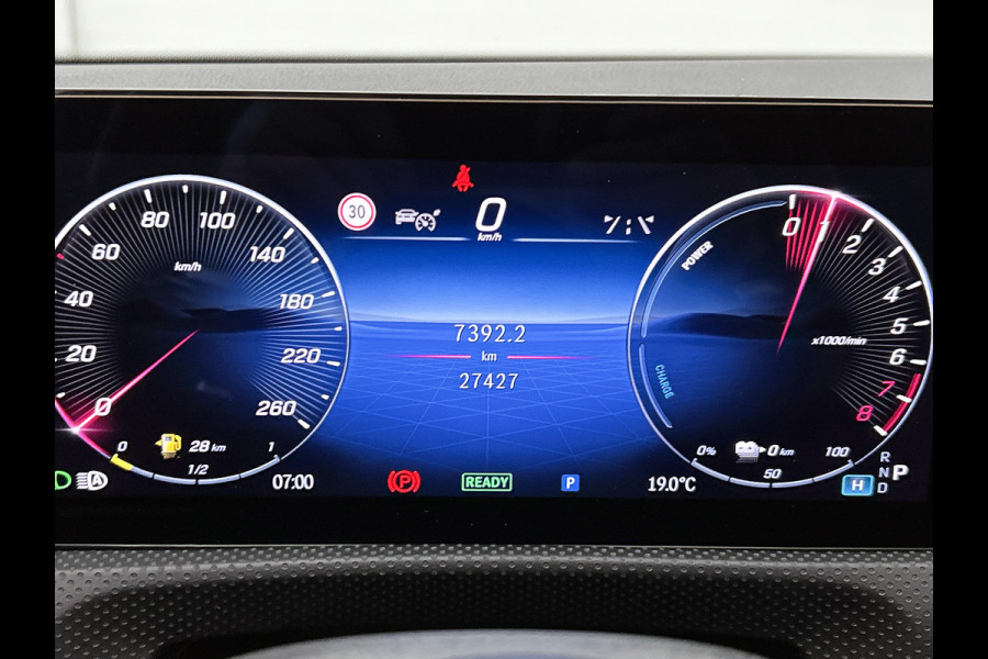 Mercedes-Benz CLA-Klasse Shooting Brake 250 e AMG-line Lichtmetalen velgen | Panoramadak | Wide screen | Navigatie | Parking support met camera | Inclusief 24 maanden MB Certified garantie voor Europa.