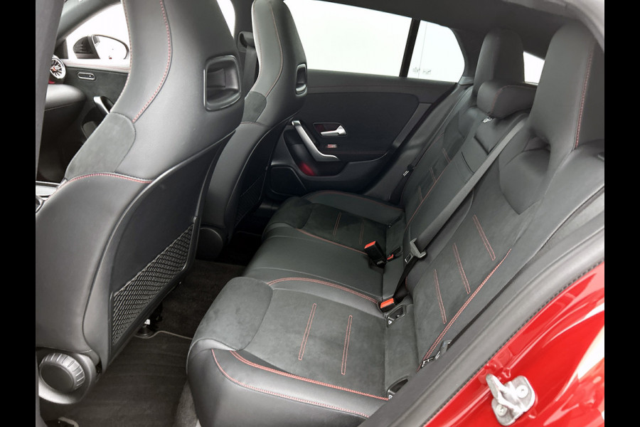 Mercedes-Benz CLA-Klasse Shooting Brake 250 e AMG-line Lichtmetalen velgen | Panoramadak | Wide screen | Navigatie | Parking support met camera | Inclusief 24 maanden MB Certified garantie voor Europa.