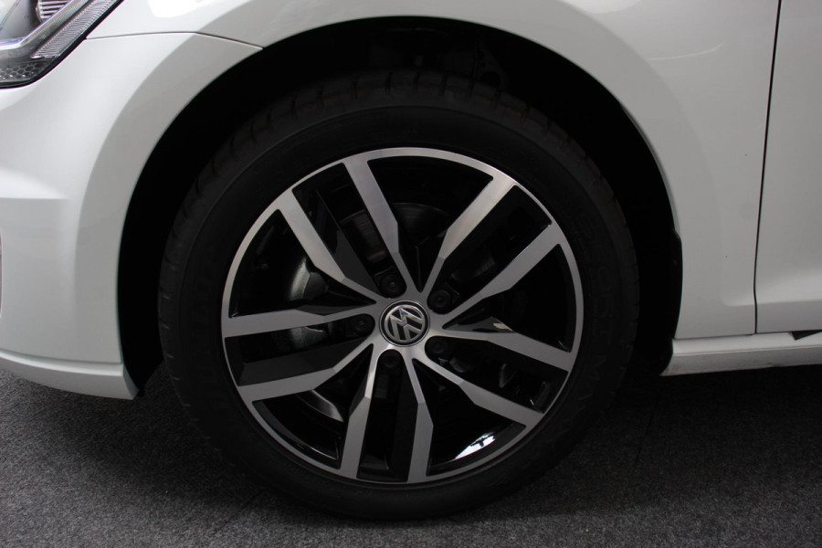 Volkswagen e-Golf Edition Navigatie Climate Control Digitale cockpit  PDC Camera LMV 17" Stoelverwarming