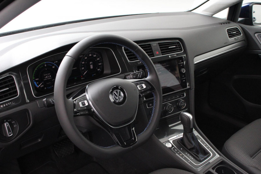 Volkswagen e-Golf Edition Navigatie Climate Control Digitale cockpit  PDC Camera LMV 17" Stoelverwarming
