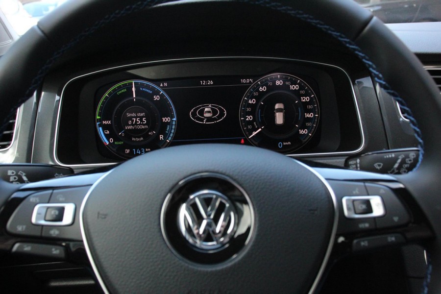 Volkswagen e-Golf Edition Navigatie Climate Control Digitale cockpit  PDC Camera LMV 17" Stoelverwarming