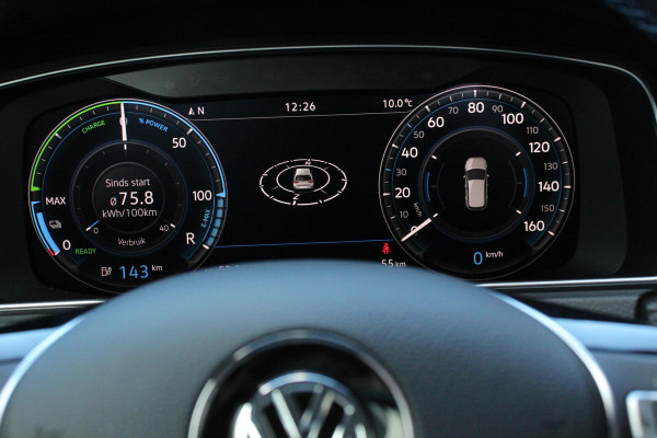 Volkswagen e-Golf Edition Navigatie Climate Control Digitale cockpit  PDC Camera LMV 17" Stoelverwarming