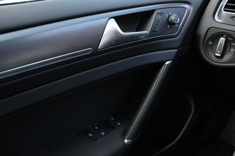 Volkswagen e-Golf Edition Navigatie Climate Control Digitale cockpit  PDC Camera LMV 17" Stoelverwarming