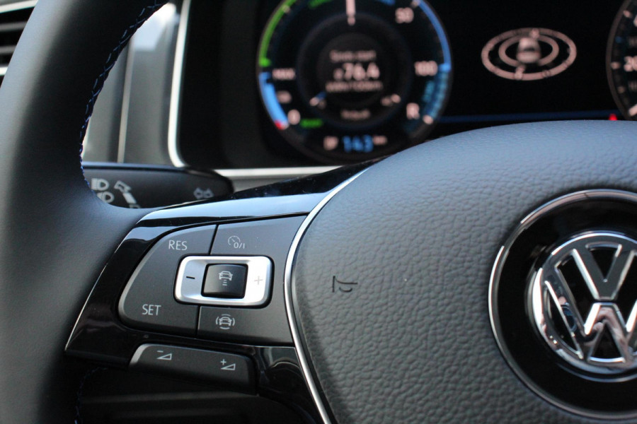 Volkswagen e-Golf Edition Navigatie Climate Control Digitale cockpit  PDC Camera LMV 17" Stoelverwarming