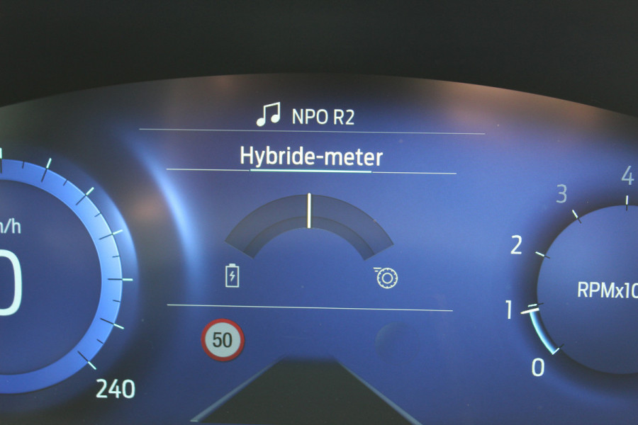 Ford Puma 1.0-125pk EcoBoost Mild-Hybrid Titanium X. Garantie t/m 07-03-2028 ! Slechts 7.400km ! Cruise cntrl, climate cntrl, stoel-, stuur- en voorraamverw., draadloos opladen telefoon, trekhaak afneembaar, navigatie, telefoonvoorb., LM wielen, B&O soundsyst., digitaal dashboard etc.