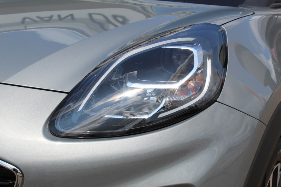Ford Puma 1.0-125pk EcoBoost Mild-Hybrid Titanium X. Garantie t/m 07-03-2028 ! Slechts 7.400km ! Cruise cntrl, climate cntrl, stoel-, stuur- en voorraamverw., draadloos opladen telefoon, trekhaak afneembaar, navigatie, telefoonvoorb., LM wielen, B&O soundsyst., digitaal dashboard etc.